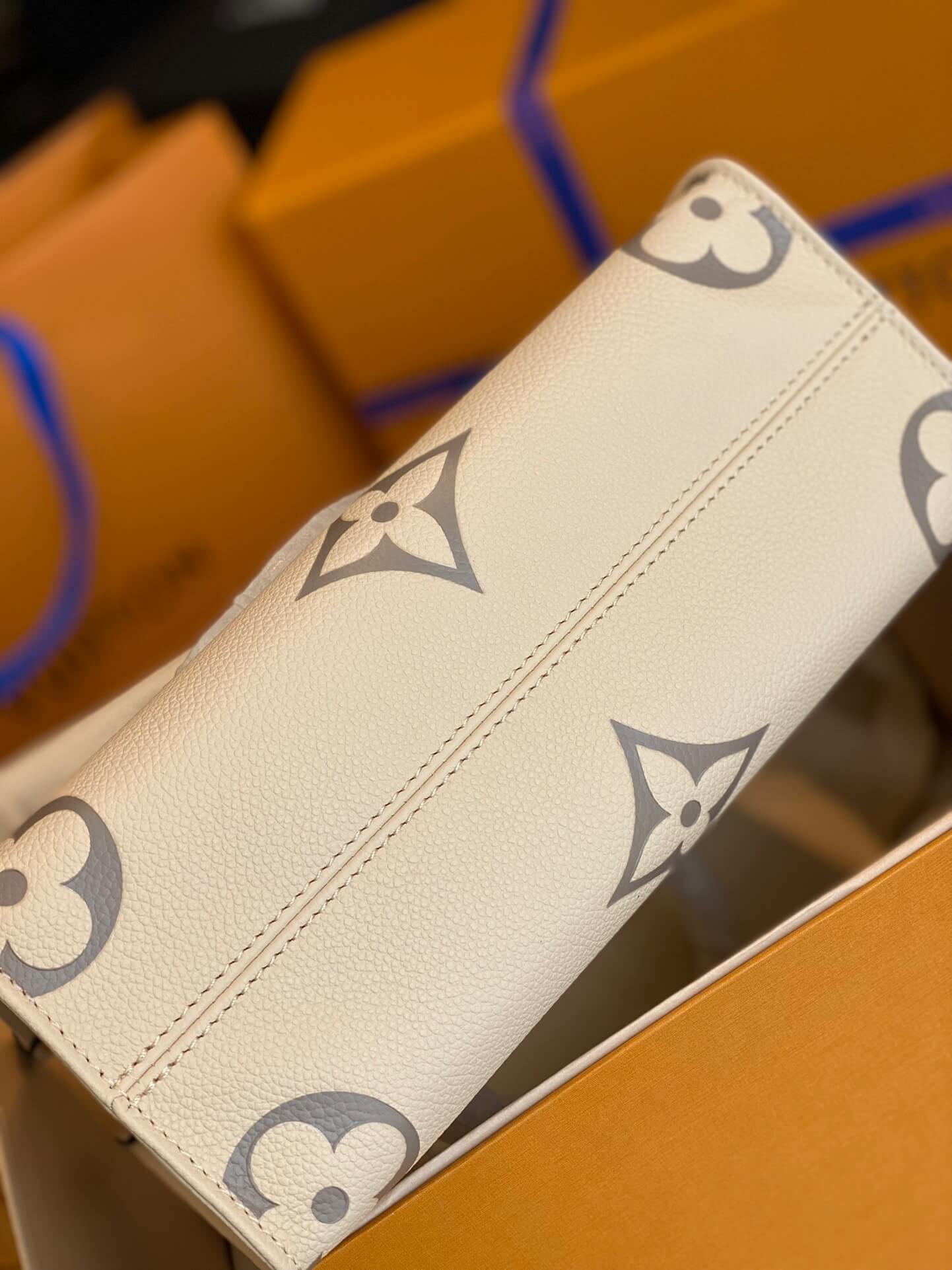 LOUIV Onthego Tote
