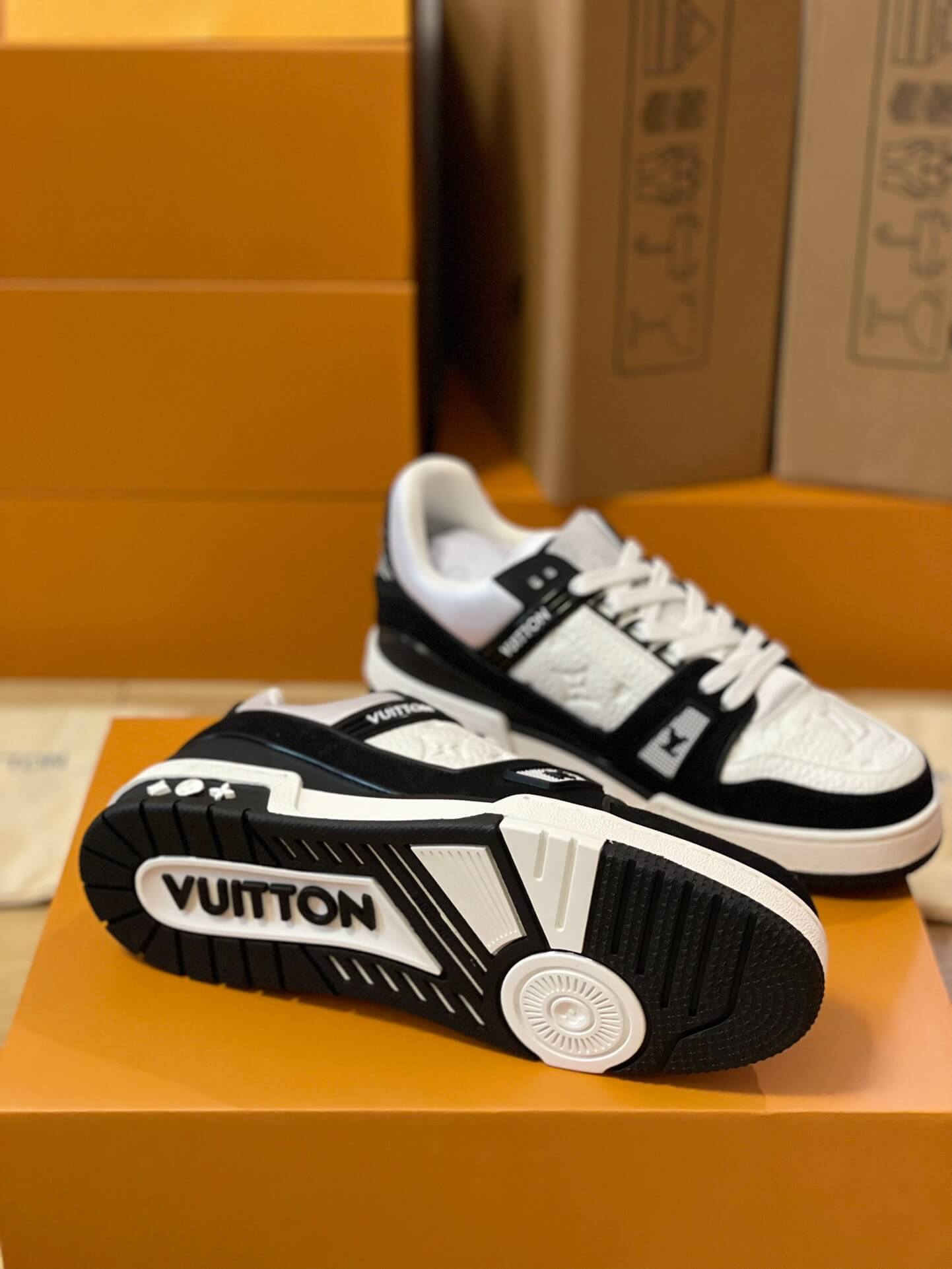 LOUIV Sneakers