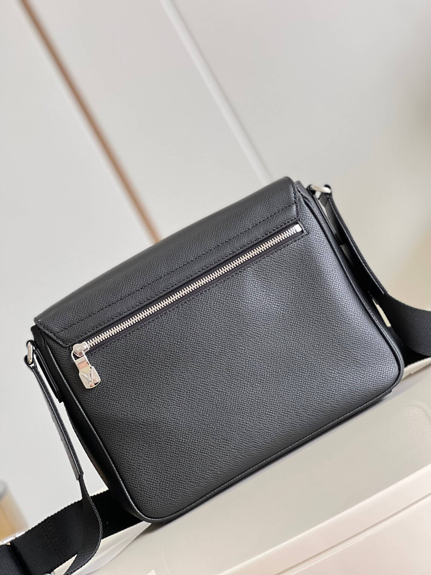 LOUIV District Messenger Bag