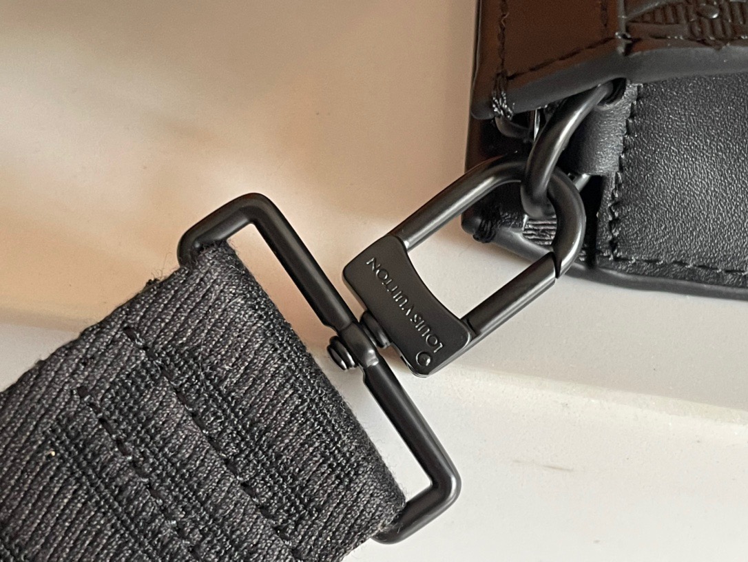 LOUIV M81115 Gaston Wearable Wallet