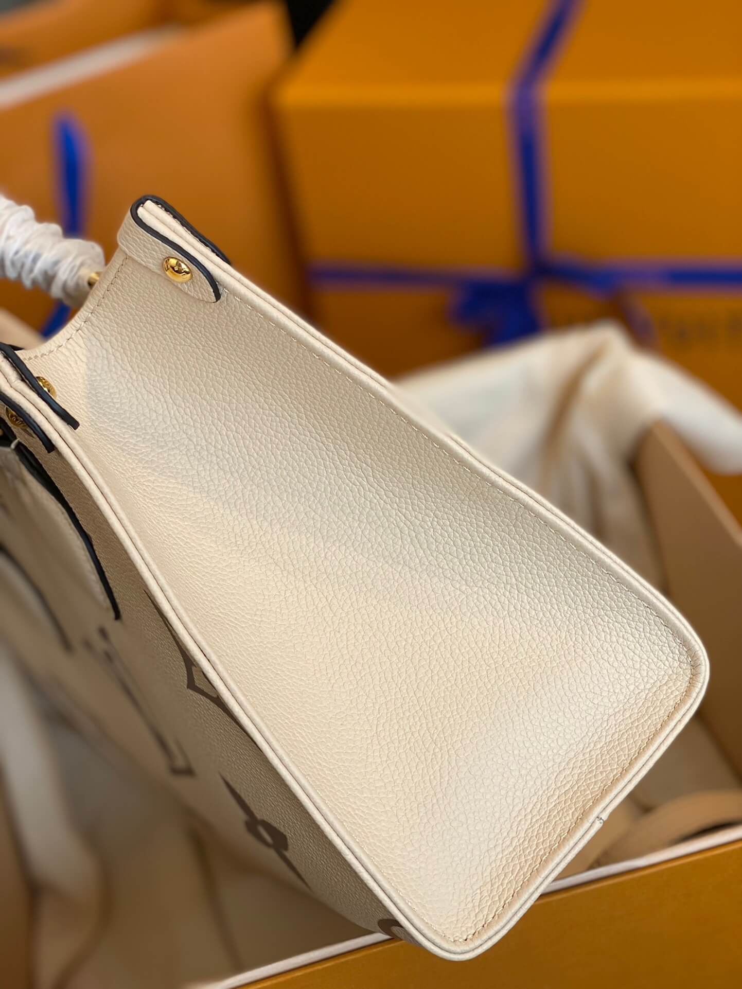 LOUIV Onthego Tote