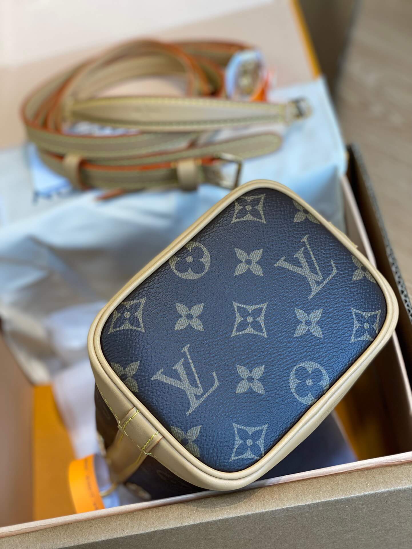 LOUIV Bucket Bag