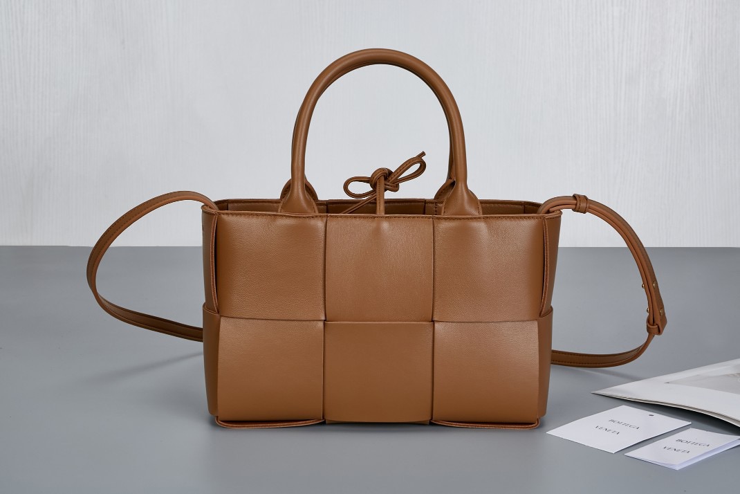 BV Arco Tote