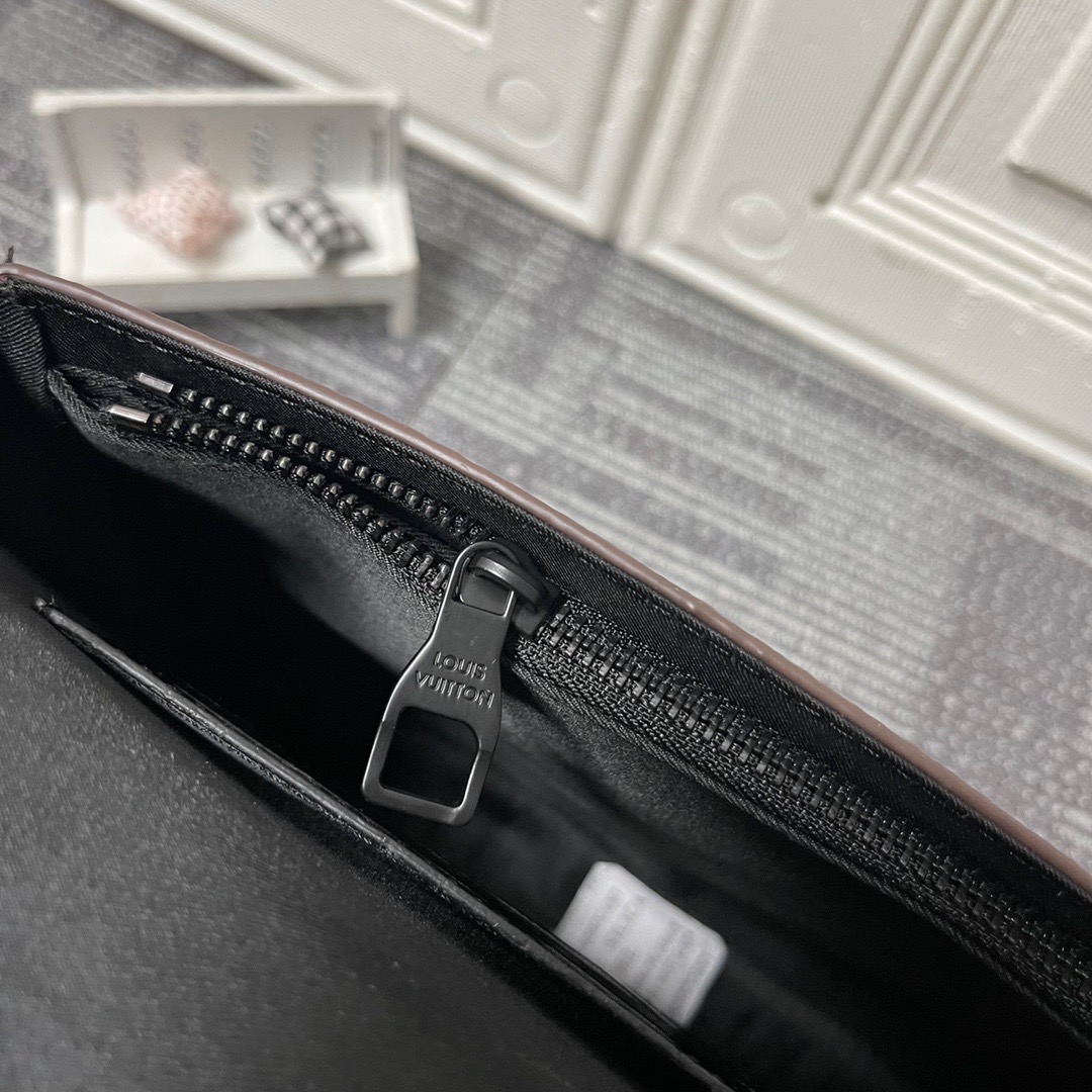 LOUIV Macassar Clutch
