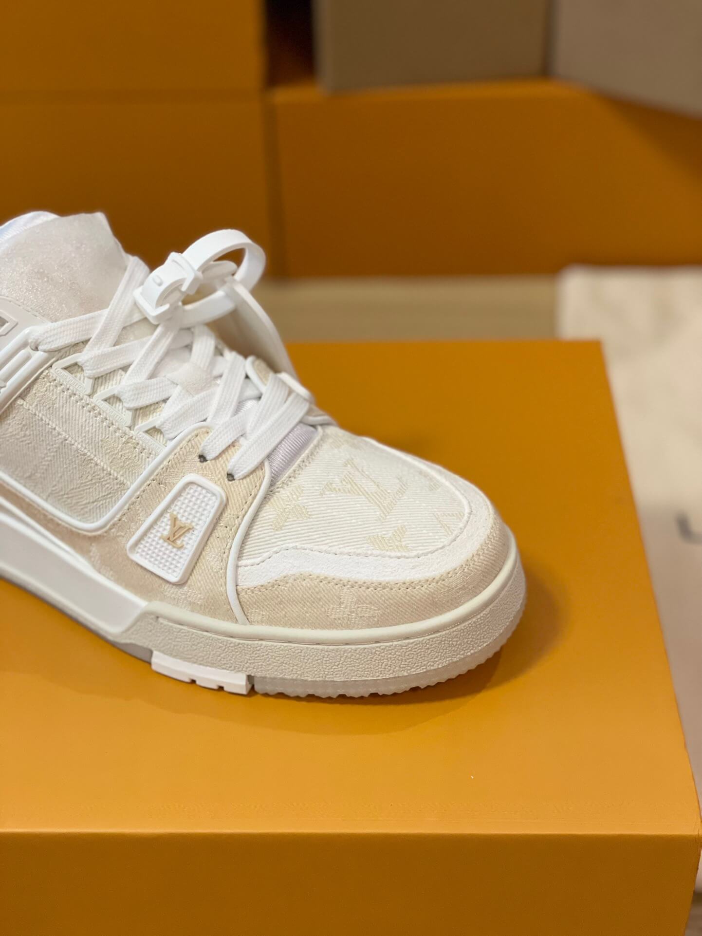 LOUIV Sneakers