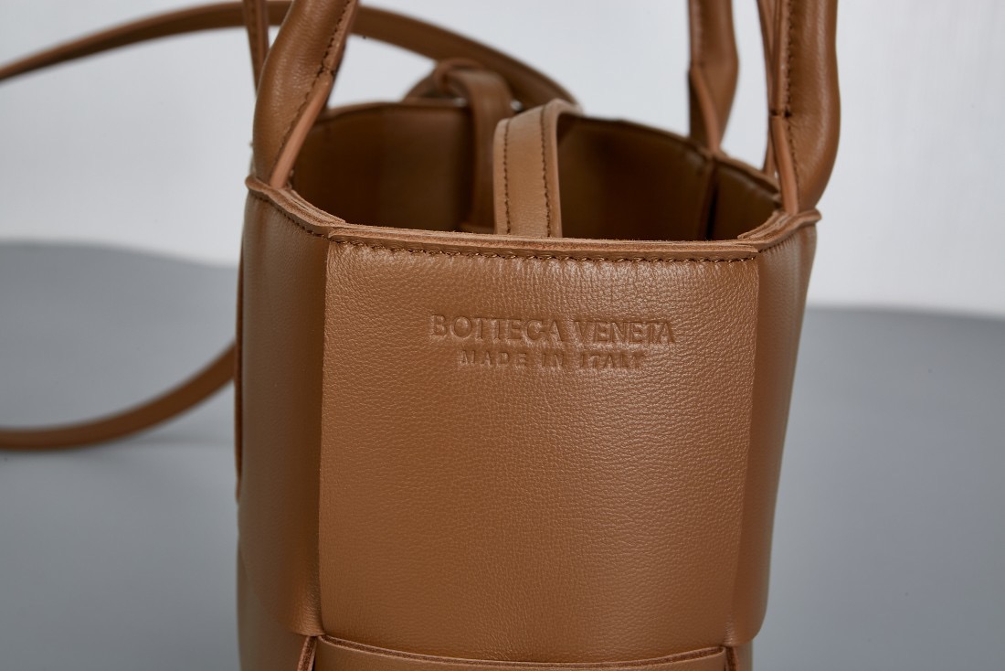 BV Arco Tote