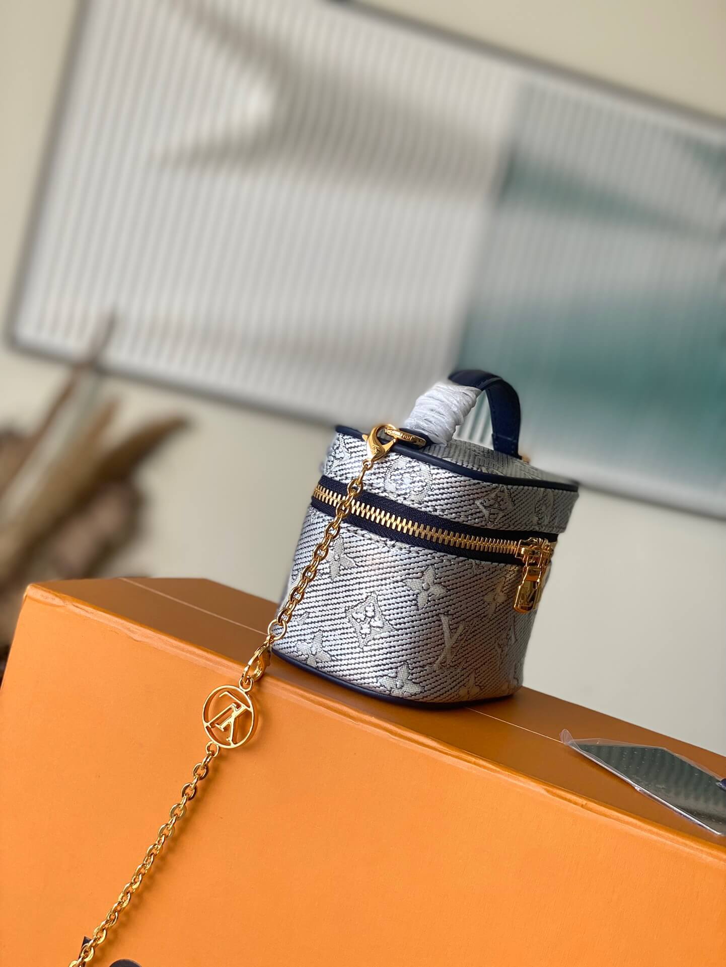 LOUIV Micro Vanity