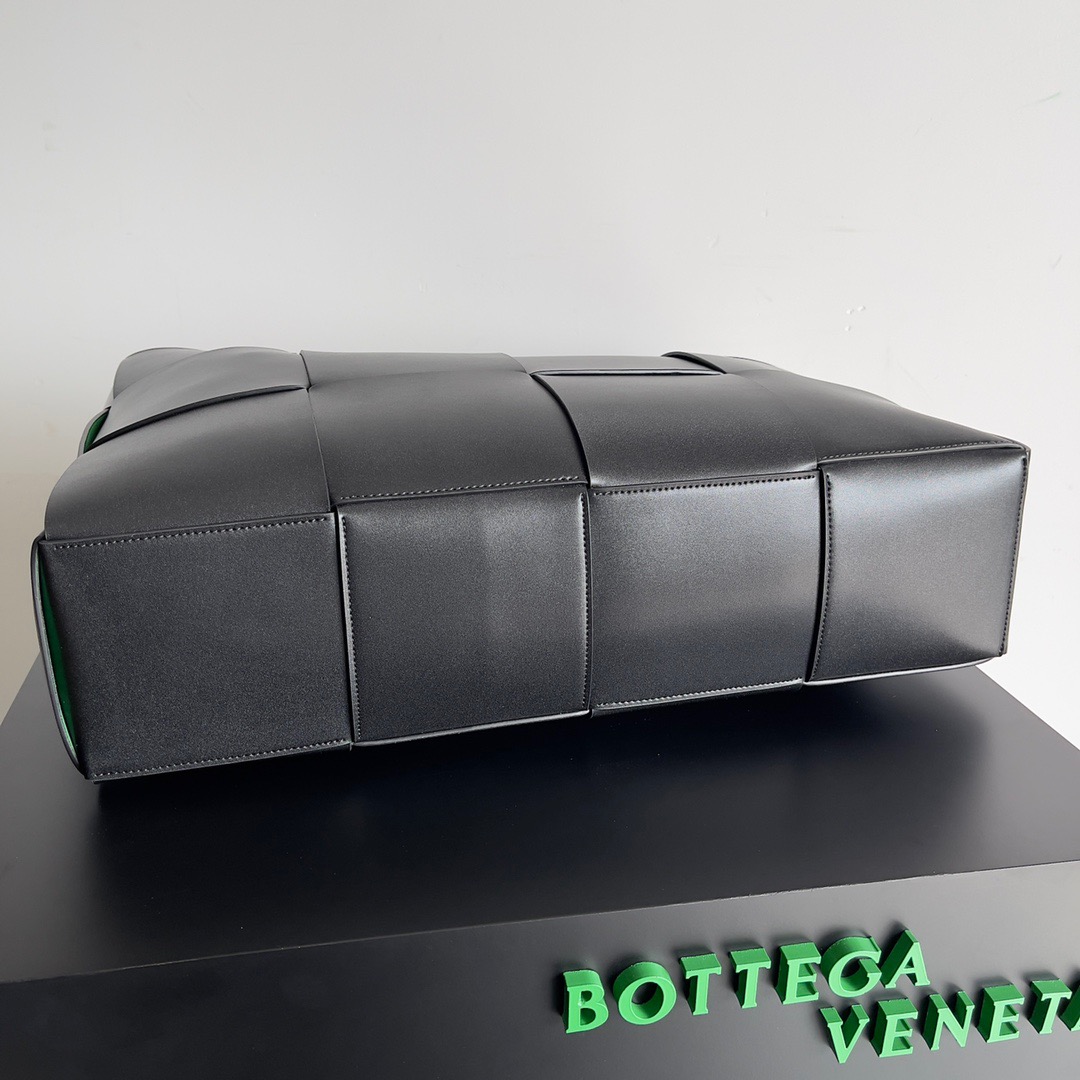 BV Arco Tote