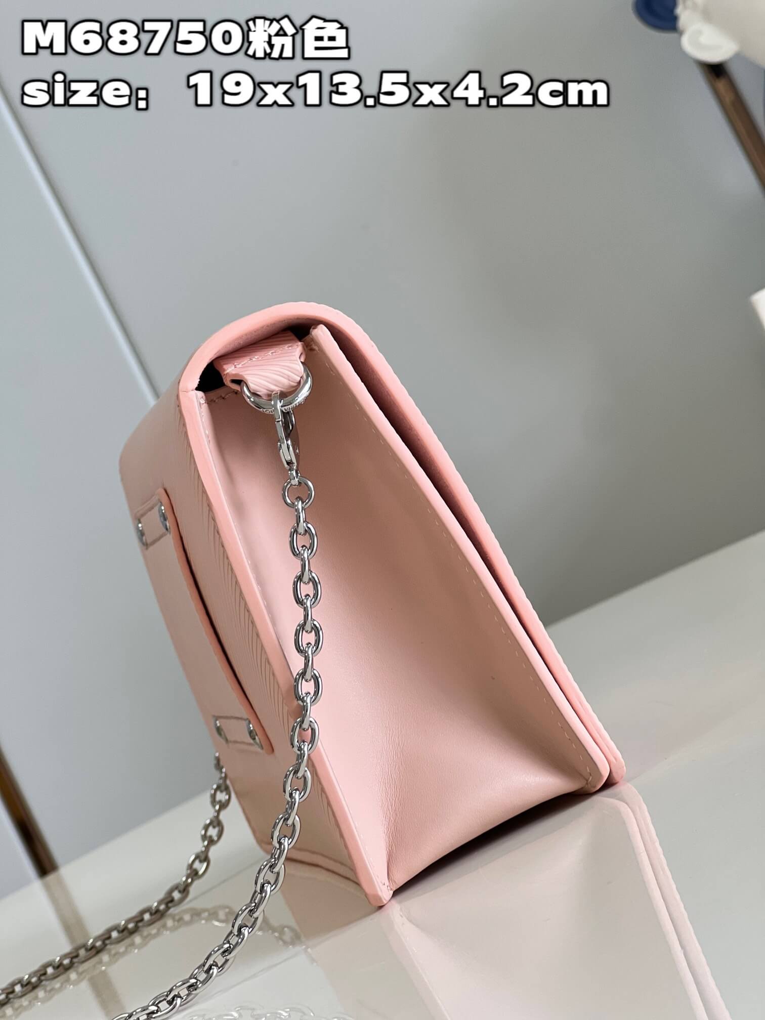 LOUIV Twist Belt Bag