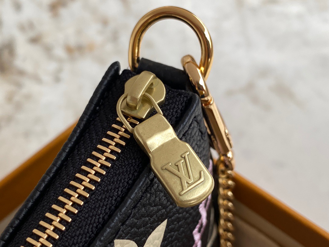 LOUIV Pochette M81140
