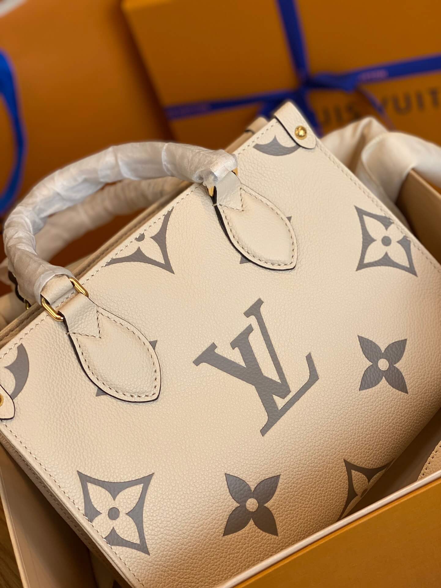LOUIV Onthego Tote
