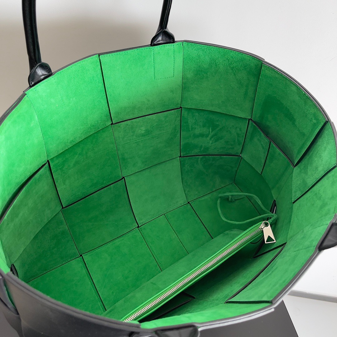 BV Arco Tote