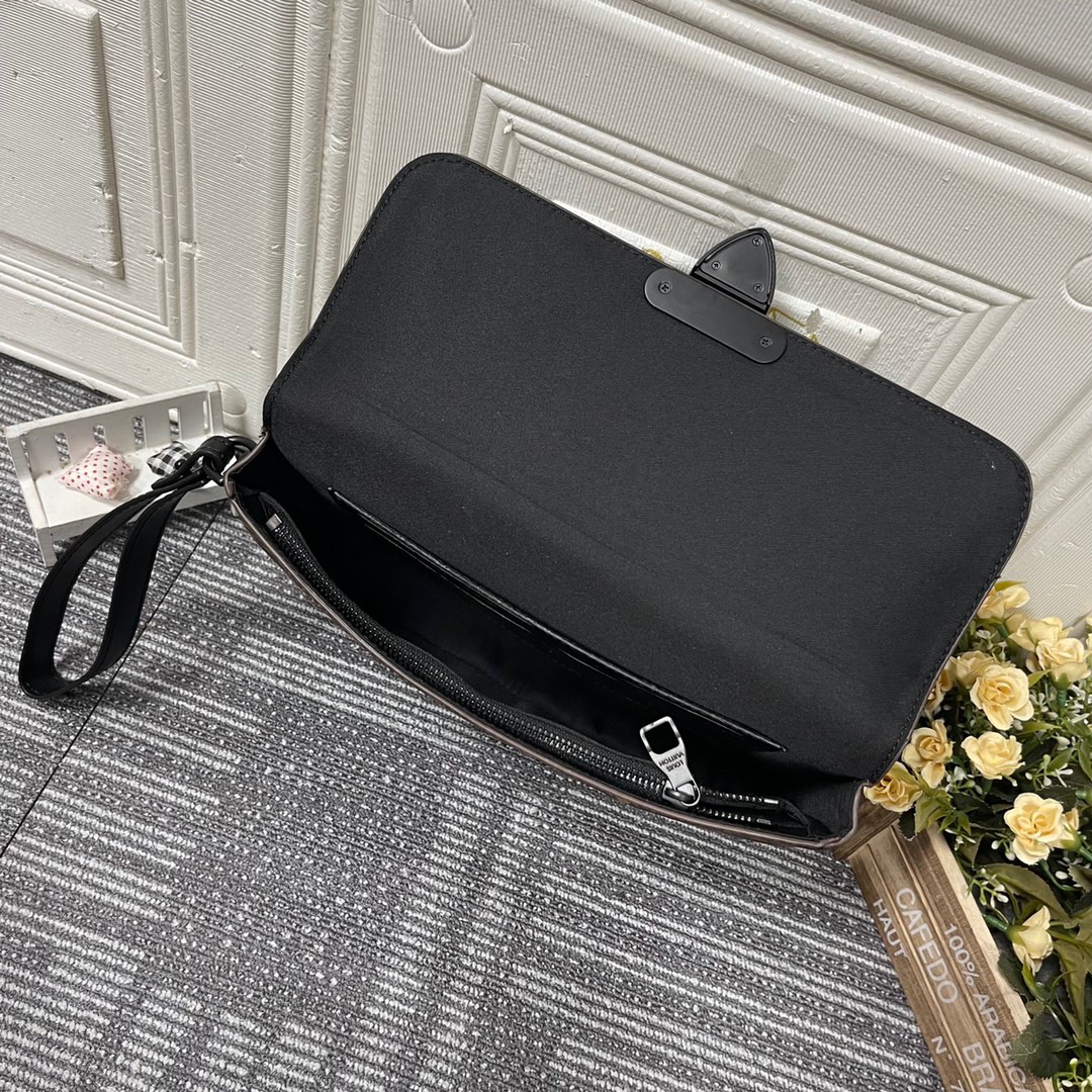 LOUIV Macassar Clutch