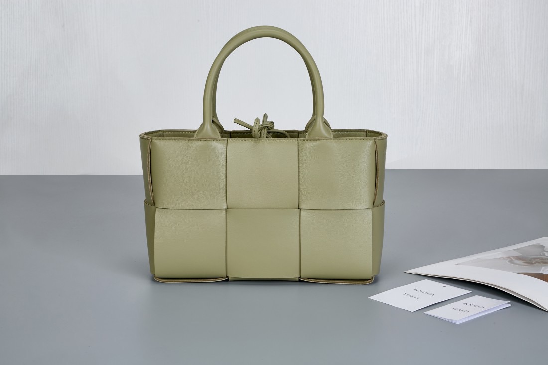 BV Arco Tote