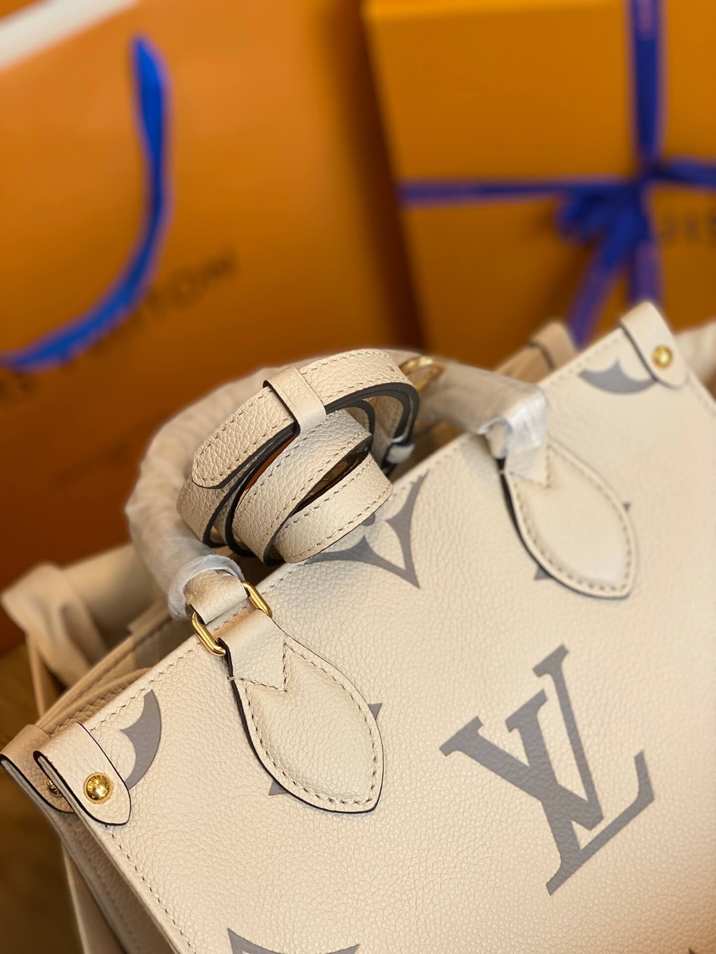 LOUIV Onthego Tote