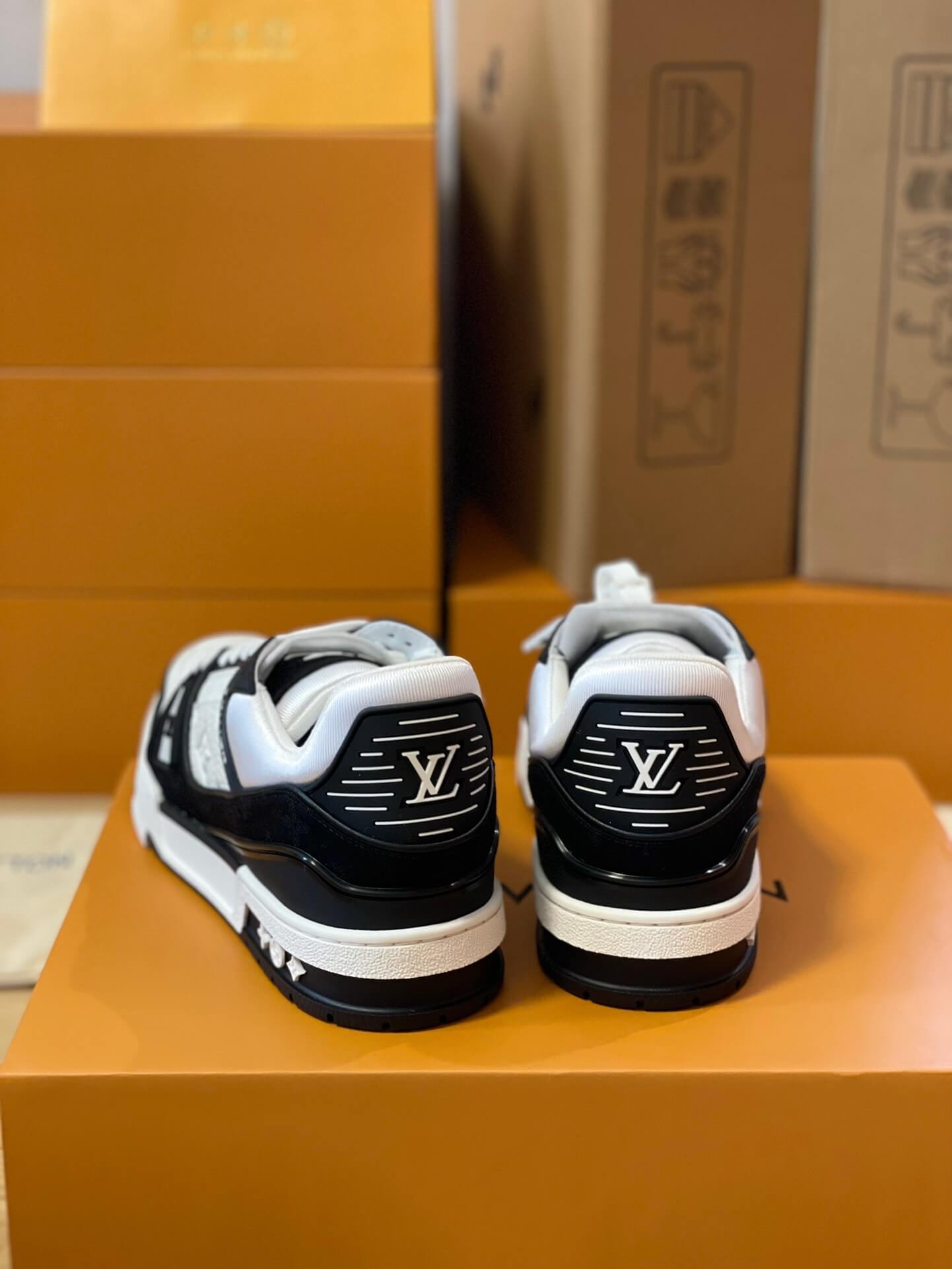 LOUIV Sneakers