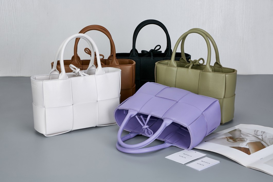 BV Arco Tote