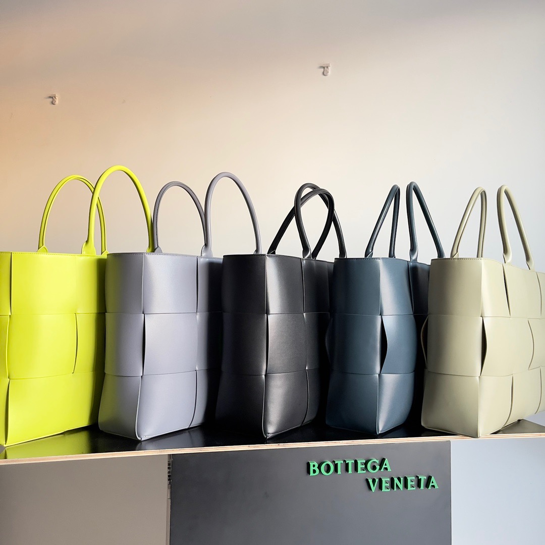 BV Arco Tote
