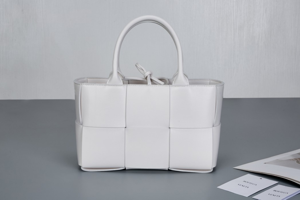 BV Arco Tote