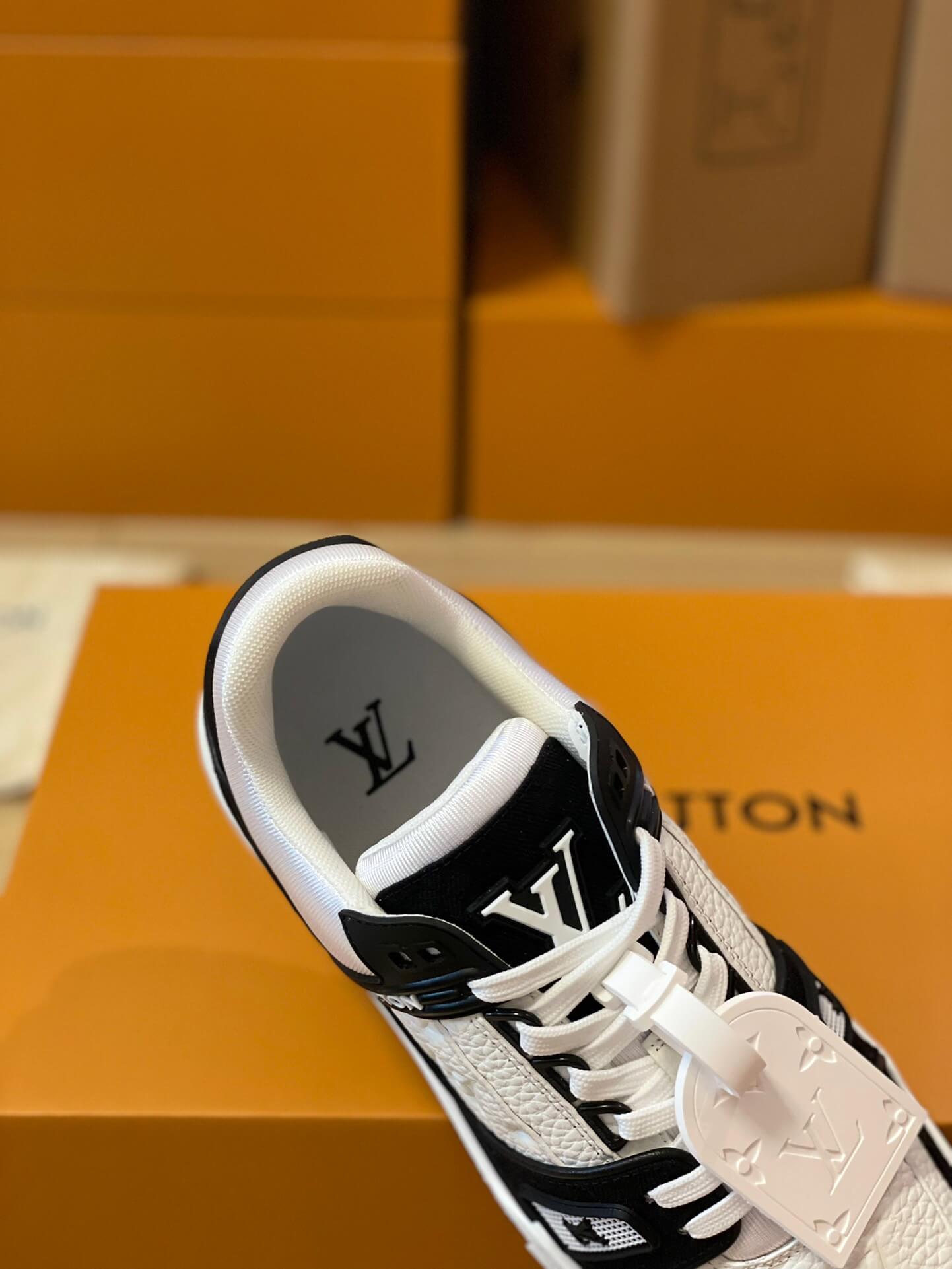 LOUIV Sneakers