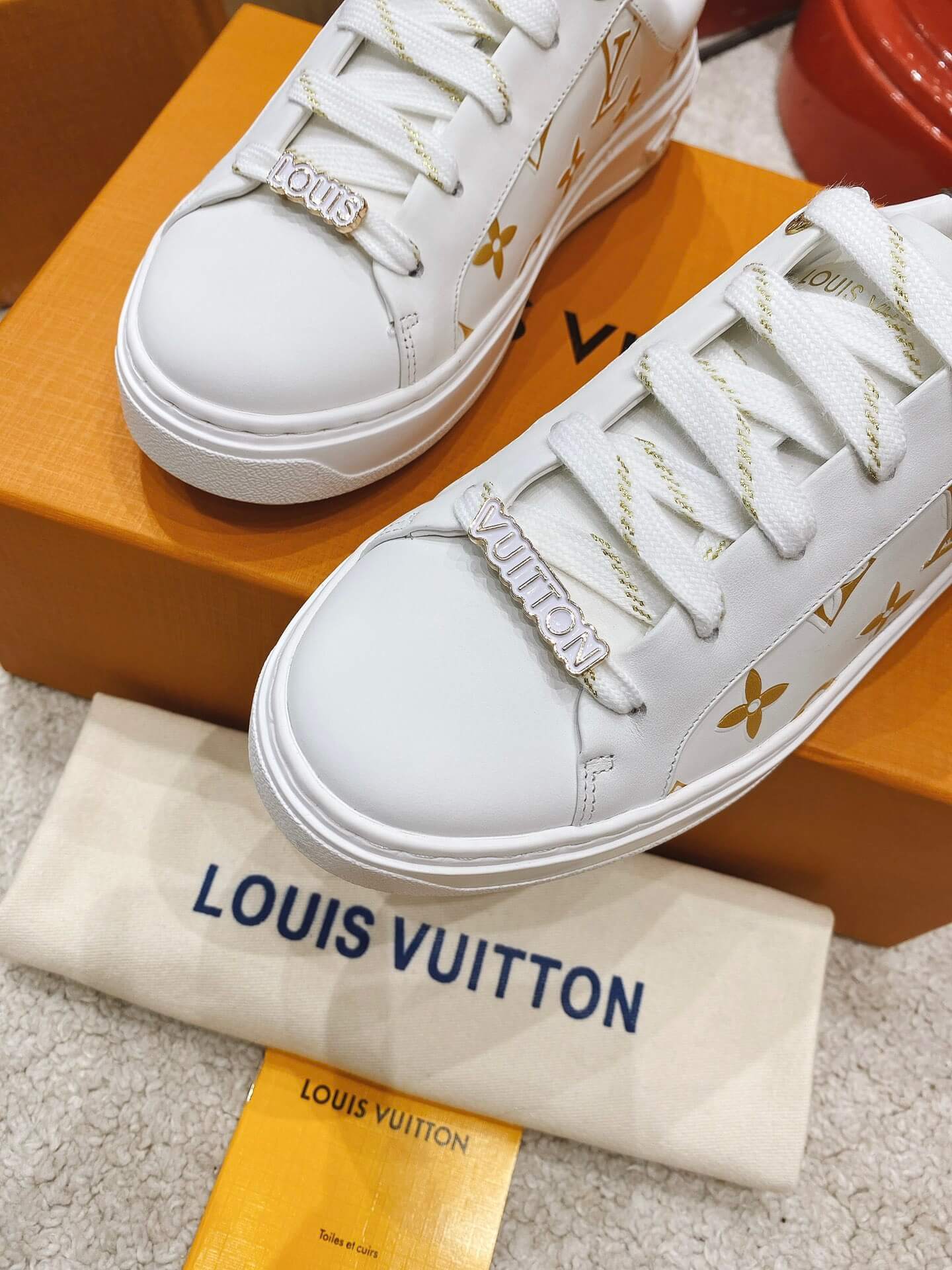 LOUIV Sneakers