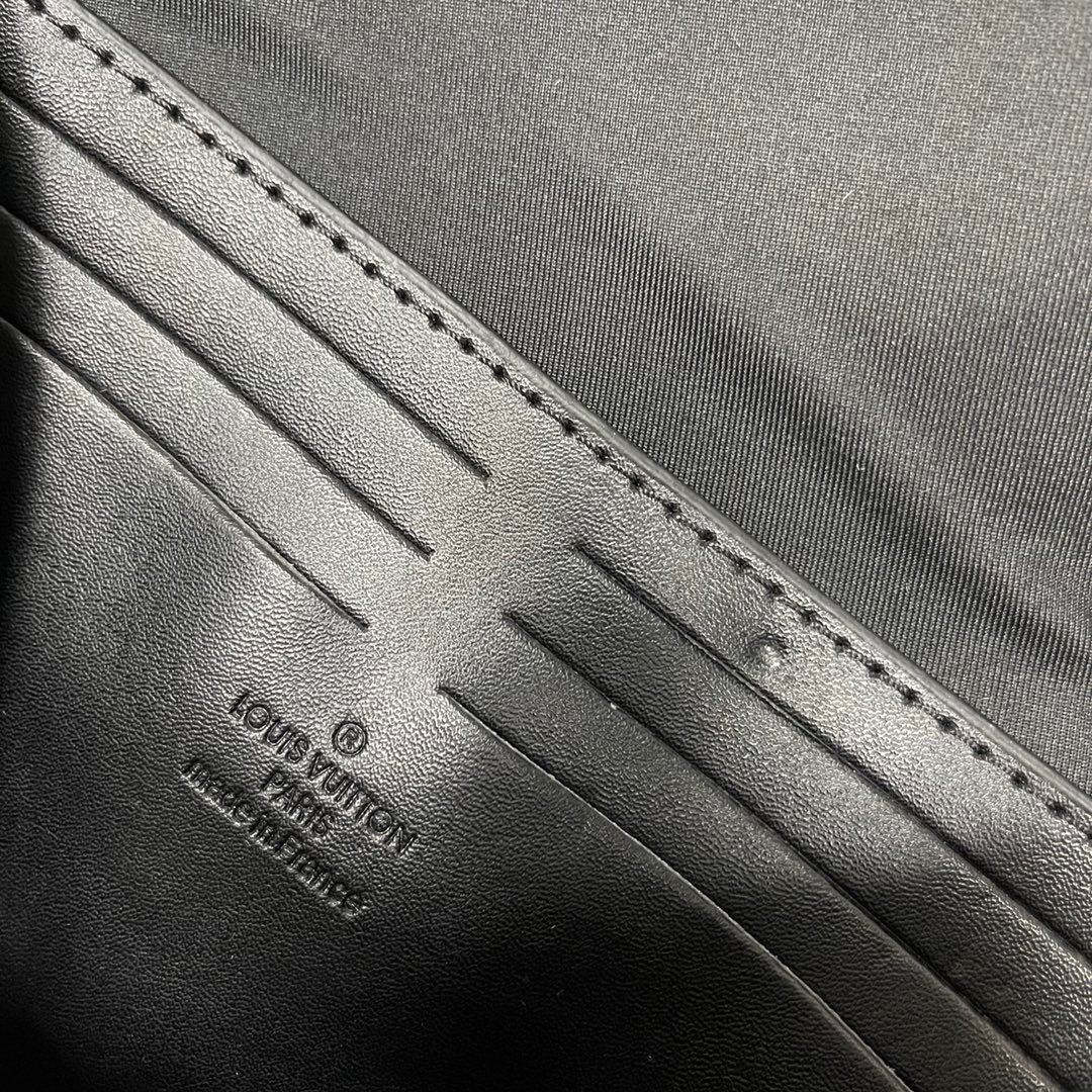 LOUIV Macassar Clutch