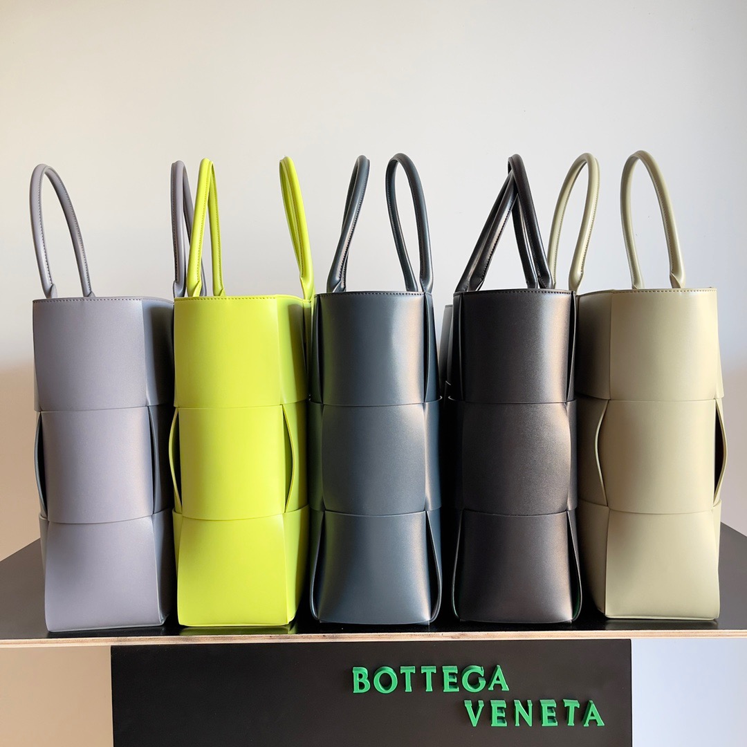 BV Arco Tote