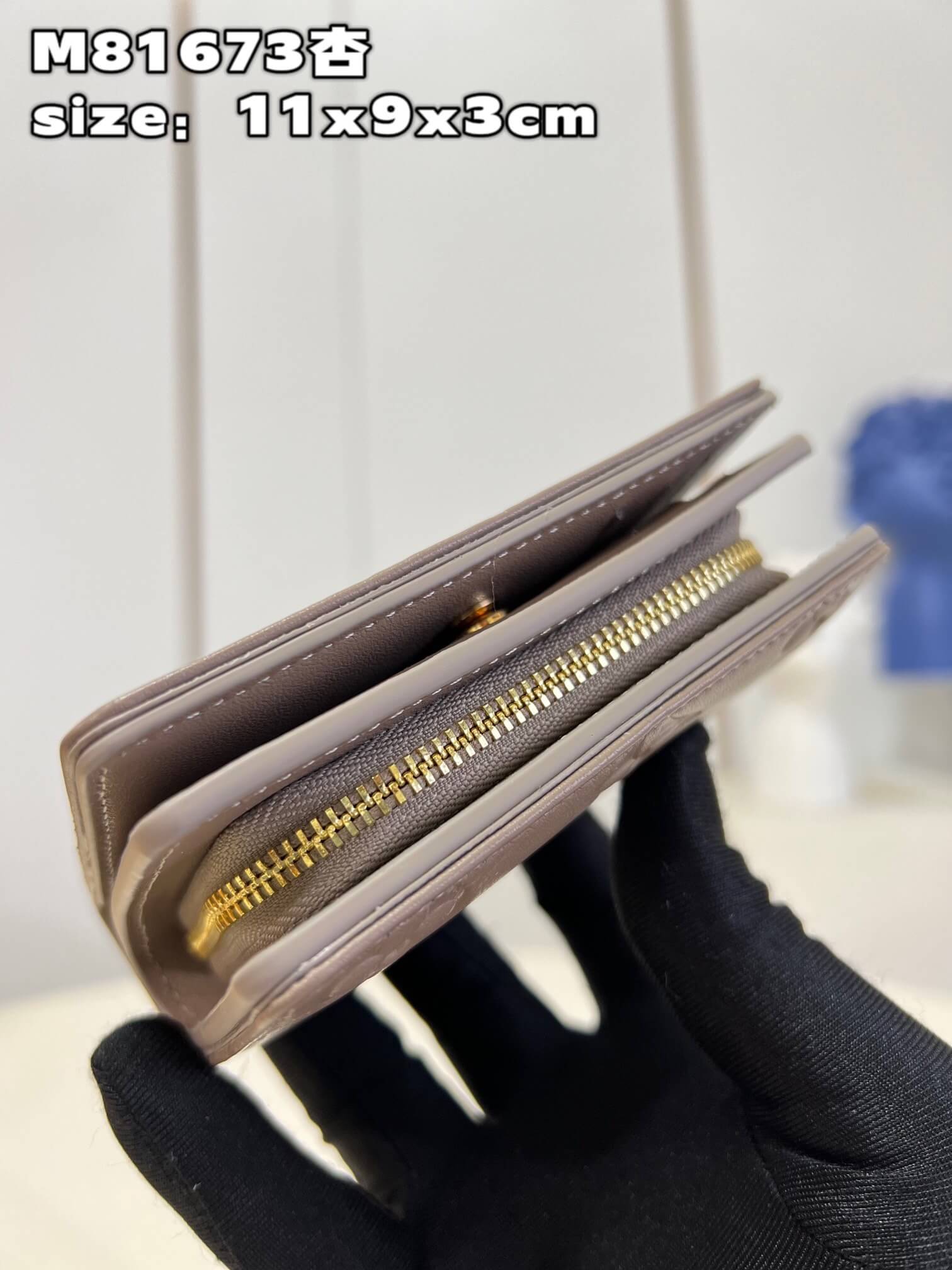 LOUIV Coussin Wallet