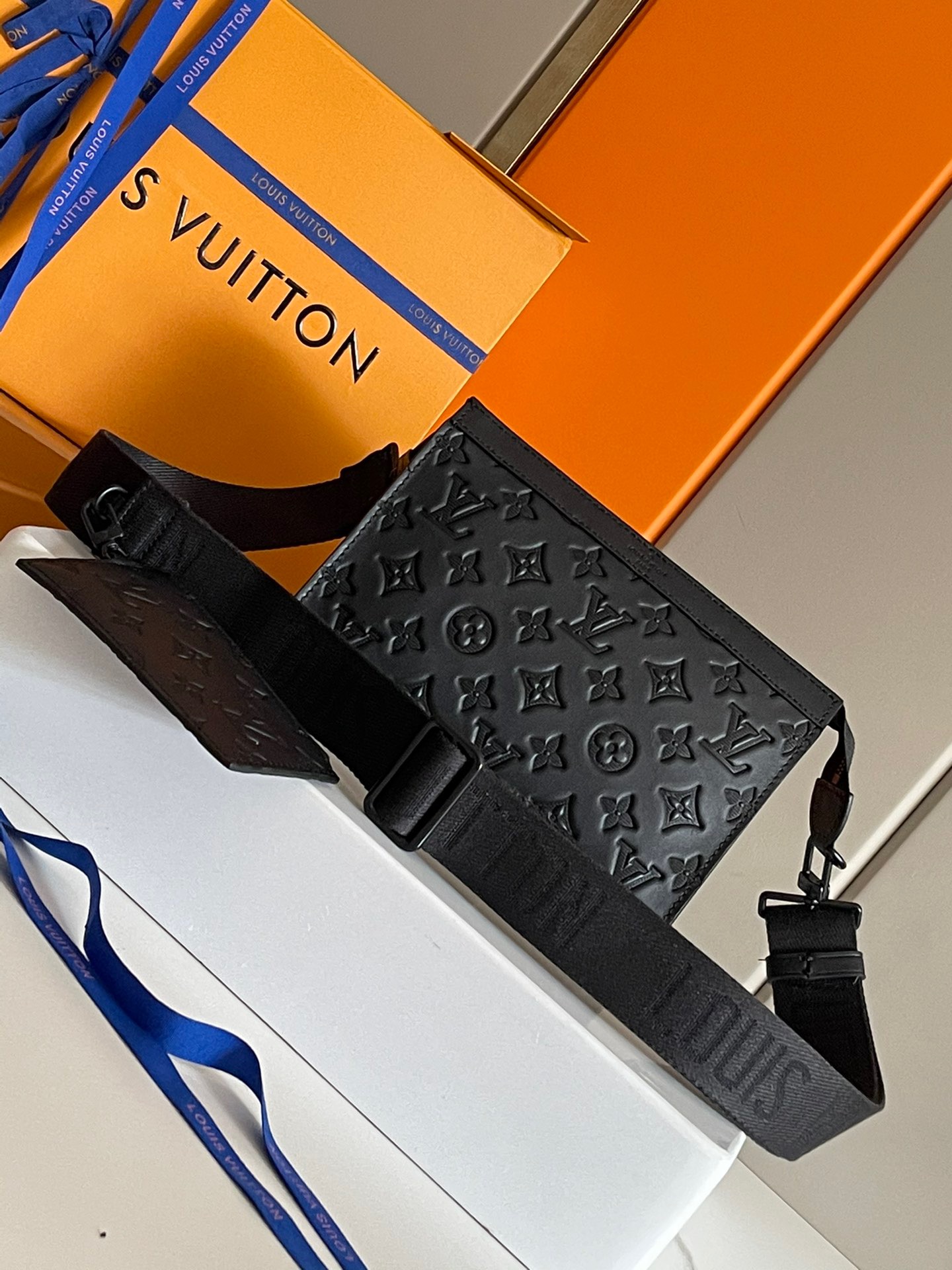 LOUIV M81115 Gaston Wearable Wallet