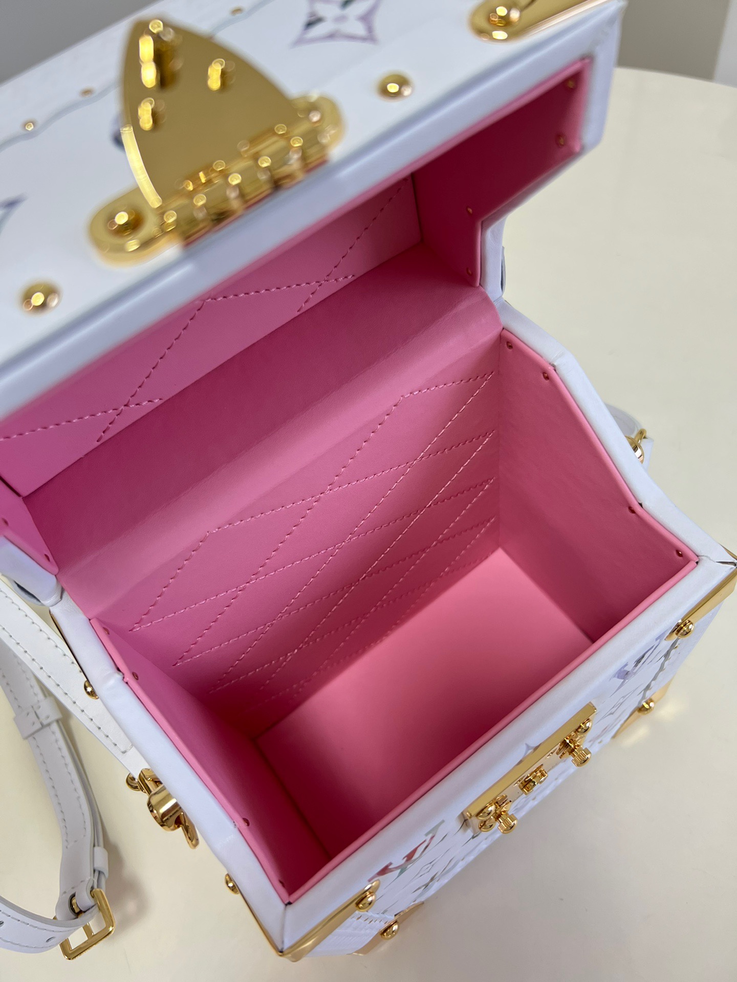 LOUIV Camera Box