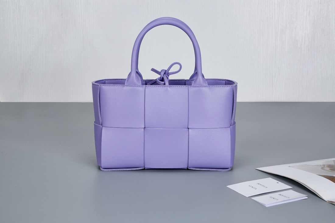 BV Arco Tote