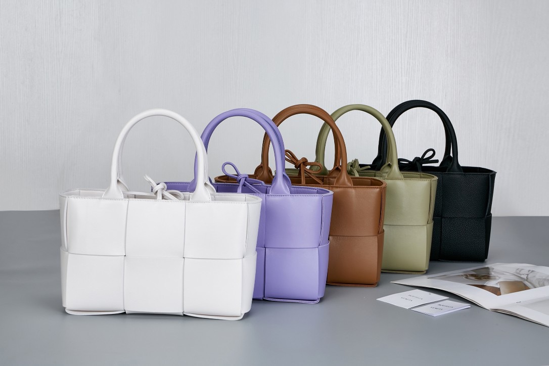 BV Arco Tote