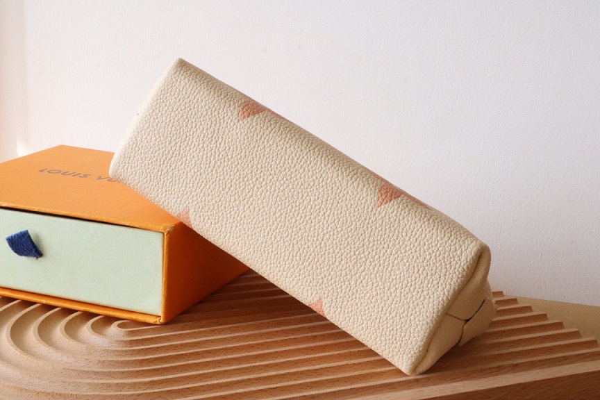 LOUIV Pouch