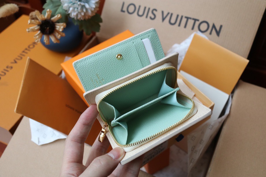 LOUIV Clea Wallet