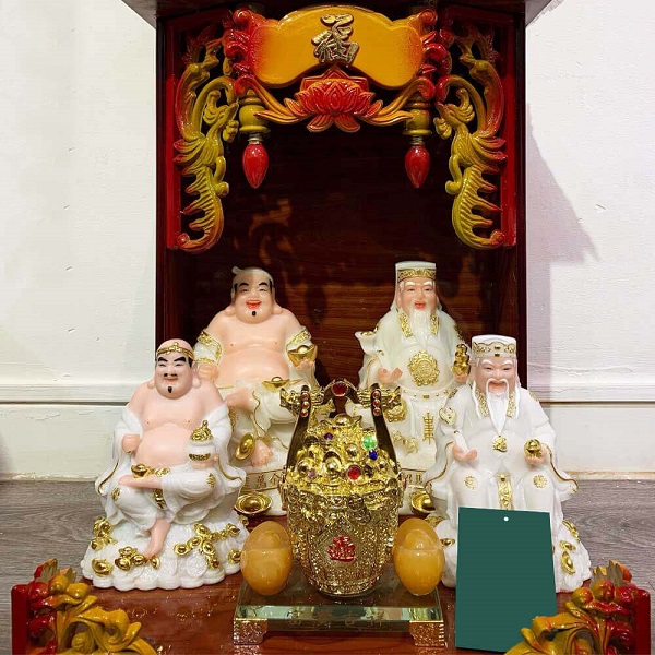 Top 3 bàn thờ Thần Tài có 4 ông đẹp và phong thủy tốt nhất