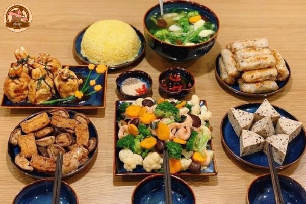 Mâm cơm cúng trên bàn thờ Cửu Huyền Thất Tổ