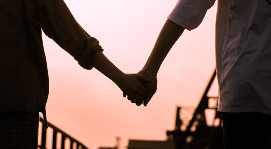 Mơ thấy người yêu cũ nắm tay mình là dấu hiệu về quá khứ 