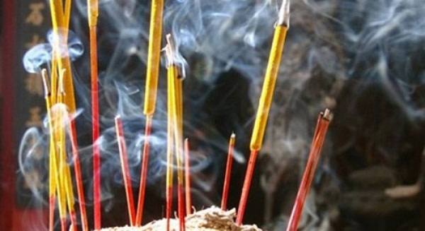 Thắp hương - truyền thống tốt đẹp của người Việt