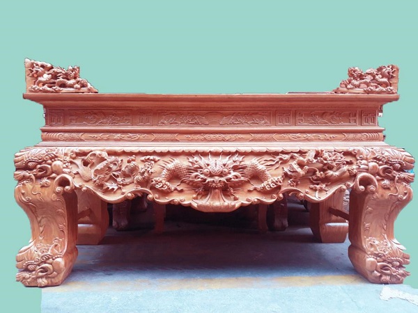 Sập thờ cổ với thiết kế hoa văn tinh xảo