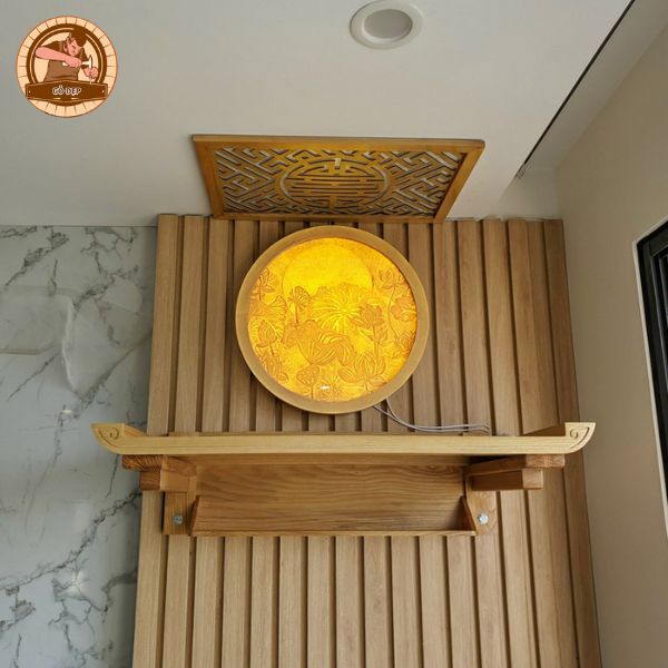 Tranh trúc chỉ hoa sen kết hợp với bàn thờ treo tường