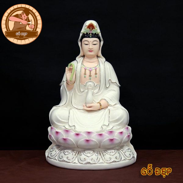 Tượng Bà Quan Âm tay cầm bình sen tượng trưng cho lòng từ bi