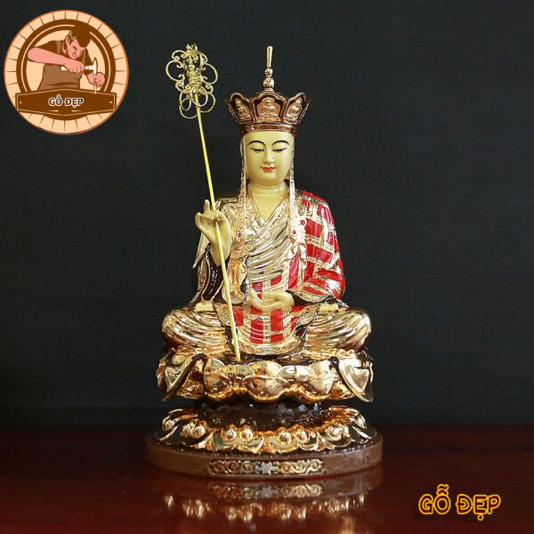 Tượng Địa Tạng Vương Bồ Tát mặc áo tràng tay cầm vòi sen