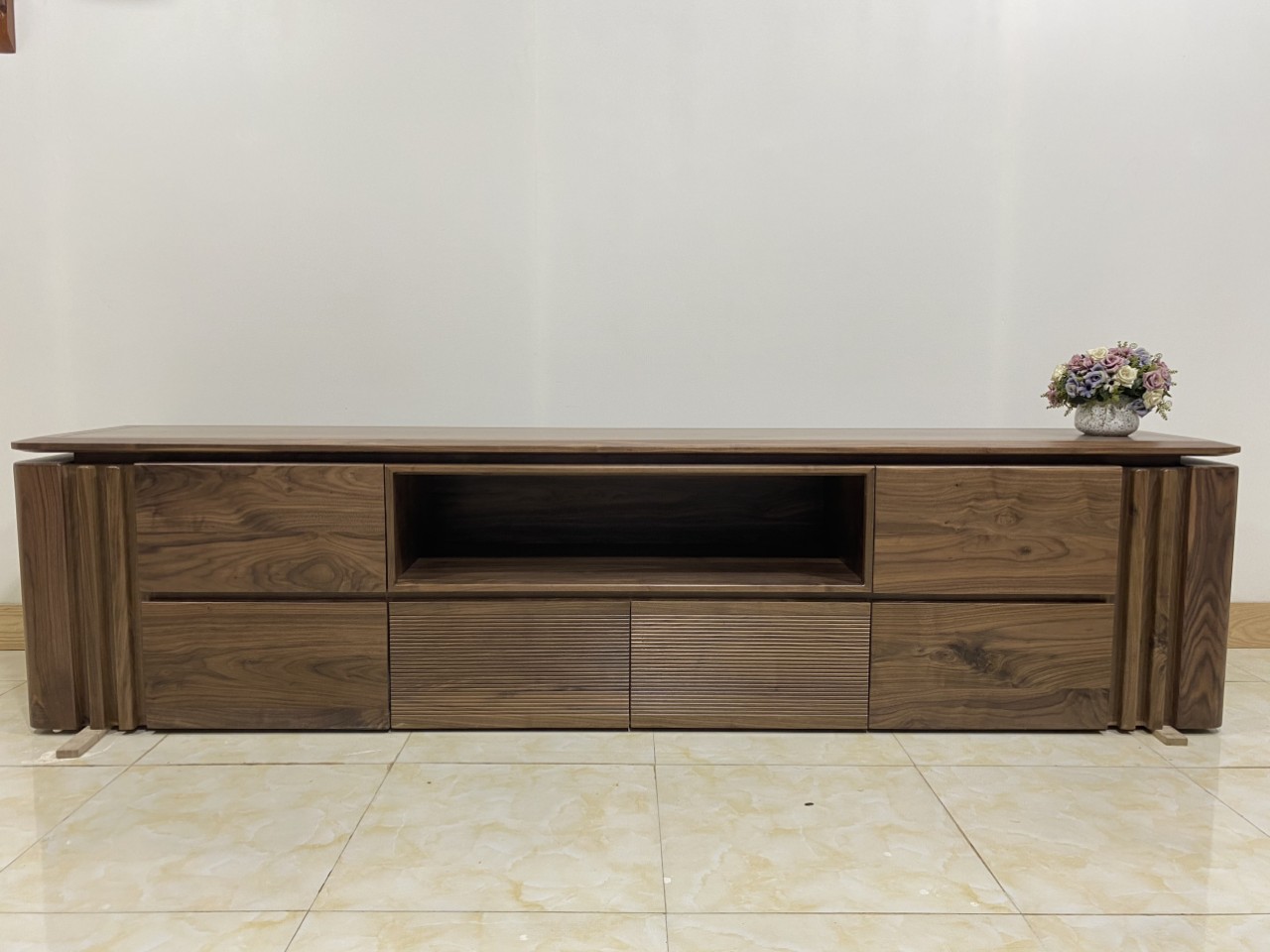 Kệ tivi gỗ công nghiệp được xử lý với kỹ thuật cao