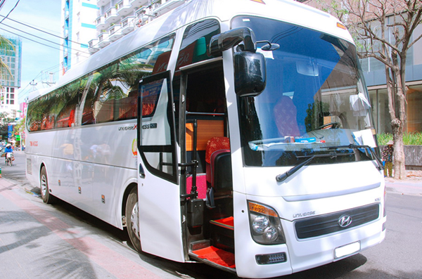Cho thuê xe Hạ Long với 45 chỗ ngồi rộng rãi và thoải mái