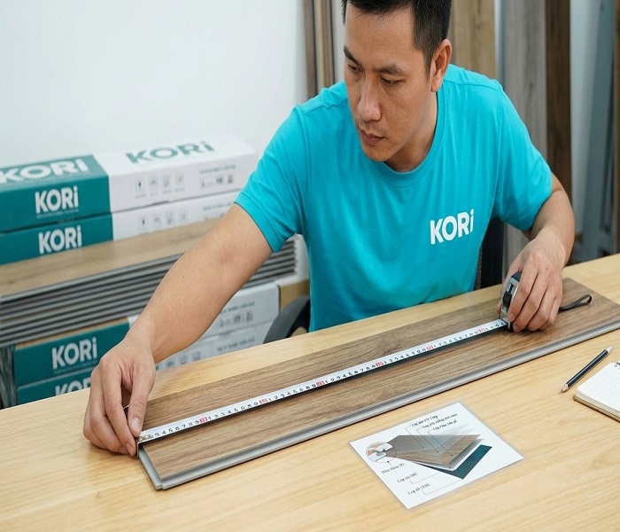 Sàn Nhựa Giả Gỗ Giá Bao Nhiêu? Bí Mật Chi Phí Hoàn Thiện Nhà Đẹp Giá Rẻ Ít Ai Ngờ Tới