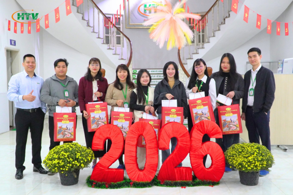 HTV Việt Nam trao gửi yêu thương qua những món quà Tết đến CBNV