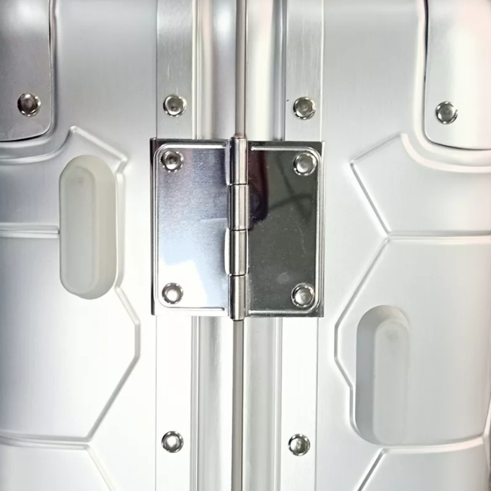 [1/2 GIÁ]Vali nhôm đúc 20 inch – Khóa vân tay – Lỗi nhẹ nứt nhựa trong | Có video thật | Duy nhất 1 cái | Giá tốt