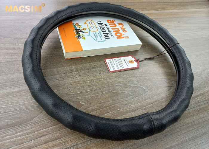 Bọc vô lăng cao cấp Macsim mã 8890 màu đen chỉ đen - Chất liệu da thật 100%, khâu tay thủ công size M