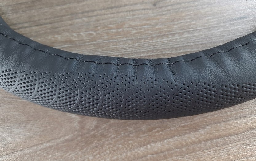 Bọc vô lăng cao cấp Macsim 8925 màu đen -  chất liệu da thật 100%, khâu tay thủ công size M phù hợp các loại xe