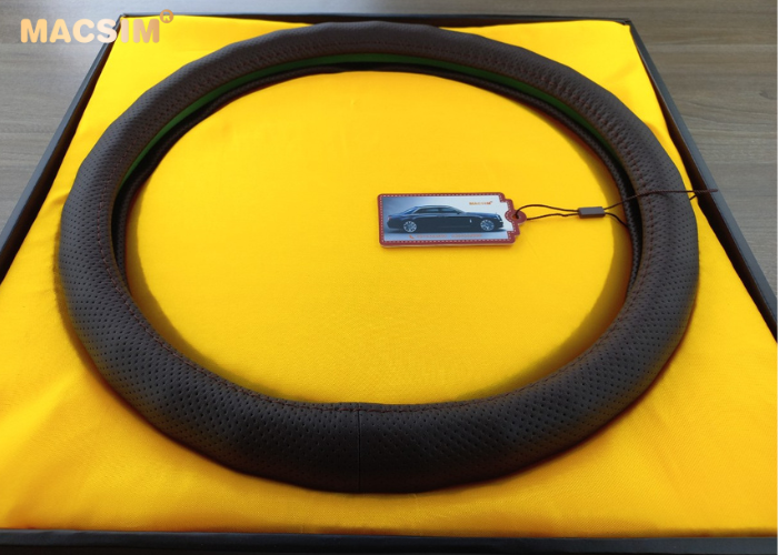 Bọc vô lăng cao cấp Macsim mã 8932 màu coffee - Chất liệu da thật - Khâu tay 100% size M